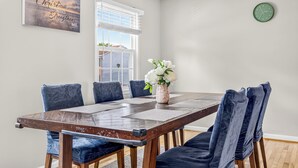 Dining - Near Quantico & DC spacious, comfortable in quite area Laundry included Sleeps 6 (Woodbridge)
