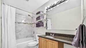 Shower, hair dryer, towels, soap - Near Quantico & DC spacious, comfortable in quite area Laundry included Sleeps 6 (Woodbridge)