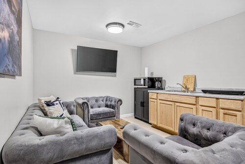 Near Quantico & DC spacious, comfortable in quite area Laundry included Sleeps 6