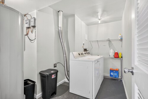 Near Quantico & DC spacious, comfortable in quite area Laundry included Sleeps 6