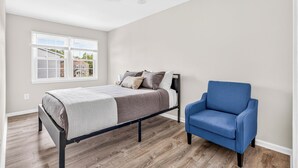 Iron/ironing board, WiFi, bed sheets - Near Quantico & DC spacious, comfortable in quite area Laundry included Sleeps 6 (Woodbridge)