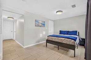 A bedroom with a bed, a painting, and a door. - Near Quantico & DC spacious, comfortable in quite area Laundry included Sleeps 6 (Woodbridge)