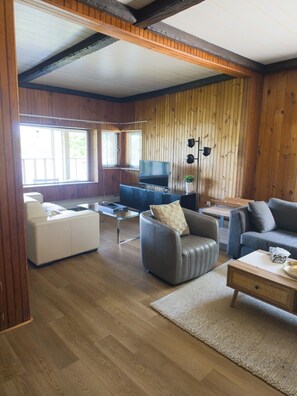 Living area - Northwest arm Unadilla retreat  -  Family Friendly (Halifax)