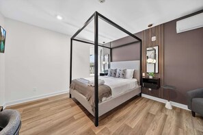 Room - The Columbus Hotel - The Sunny Studio - 52-302 (Middletown)