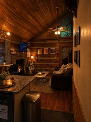 Interior - 2-bedroom secluded, romantic cabin in Sevierville. Rest,relax and unwind. (Sevierville)
