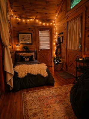 Room - 2-bedroom secluded, romantic cabin in Sevierville. Rest,relax and unwind. (Sevierville)