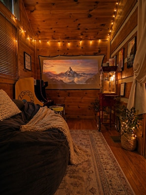Interior - 2-bedroom secluded, romantic cabin in Sevierville. Rest,relax and unwind. (Sevierville)