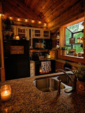 Private kitchen - 2-bedroom secluded, romantic cabin in Sevierville. Rest,relax and unwind. (Sevierville)