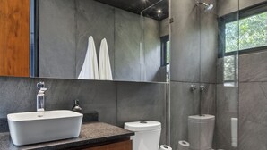 Vila superluxo, varanda, vista para o jardim | Banheiro