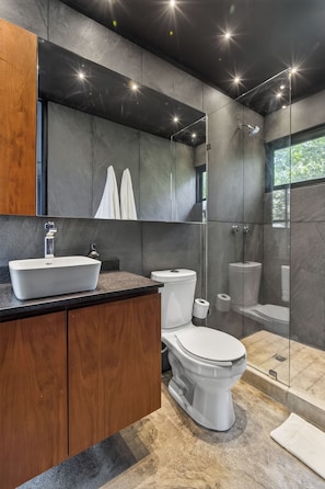 Luxe villa, patio, uitzicht op tuin | Badkamer | Gratis toiletartikelen, handdoeken, zeep, shampoo