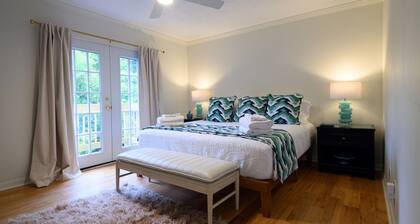 3-bedroom condo in downtown. RB Walk to shopping,dining, Hitchcock Woods.