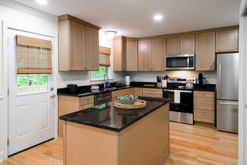 3-bedroom condo in downtown. Walk to shopping,dining, Hitchcock Woods.