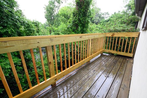 3-bedroom condo in downtown. Walk to shopping,dining, Hitchcock Woods.