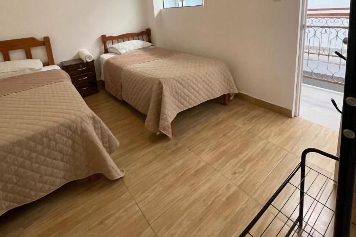 Habitació amb dos llits individuals clàssica, pati, vistes al pati | Escriptori, planxa i posts de planxar i wifi gratuïta 