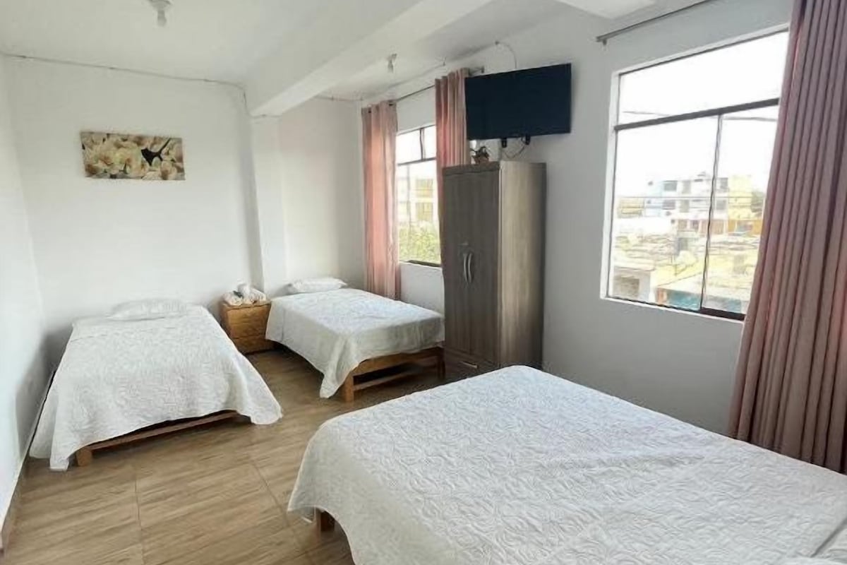 Habitació familiar, pati, vistes al pati | Escriptori, planxa i posts de planxar i wifi gratuïta 