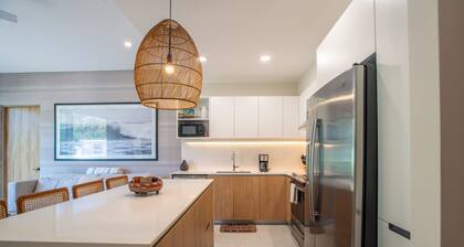 Vibrant 2-Bedroom Condo in Gated Community, Pool, 5 Min Drive to Beach