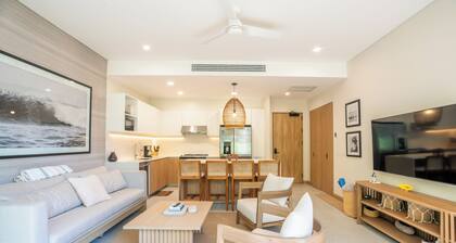 Vibrant 2-Bedroom Condo in Gated Community, Pool, 5 Min Drive to Beach