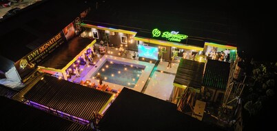 EWI SIGNATURE HOTELS & LOUNGE