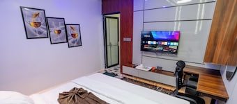 EWI SIGNATURE HOTELS & LOUNGE