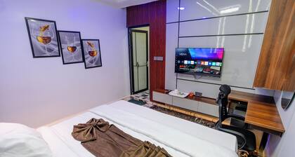 EWI SIGNATURE HOTELS & LOUNGE