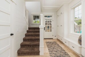 Escada que leva a uma porta com vista para um deck.