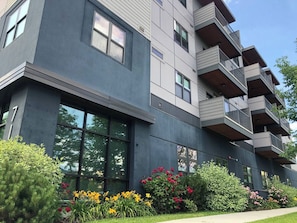 A modern multi-story building with balconies and large windows. - Modern Apt #402 - a Block from St Pat's Hospital (Missoula)