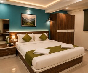 Ein modernes Hotelzimmer mit einem großen Bett, einem Holzschrank und einem Gemälde an der Wand.