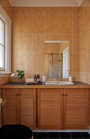Unclassified image, 5 of 24, button - Elegant home in the heart of Wimbledon (London)