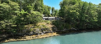 Waterfront Retreat on Westport Island | Sunrooms, Fire pit & Water Views
