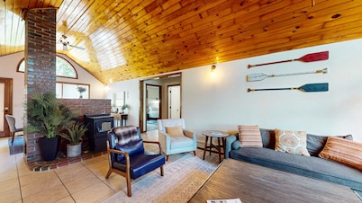 Waterfront Retreat on Westport Island | Sunrooms, Fire pit & Water Views