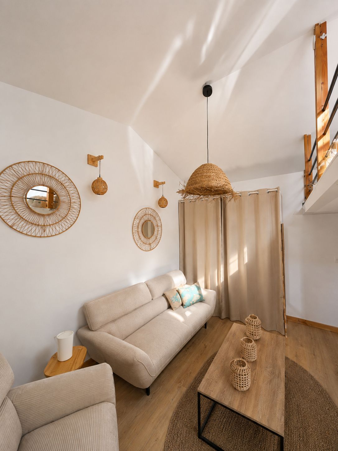 Una sala de estar moderna con un sofá, una mesa de centro y decoración en la pared.