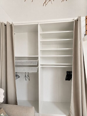 A walk-in closet with open shelves and hanging space. - PLAGE ET GARE A PIED-MAISON TYPE LOFT- (Les Sables-d'Olonne)