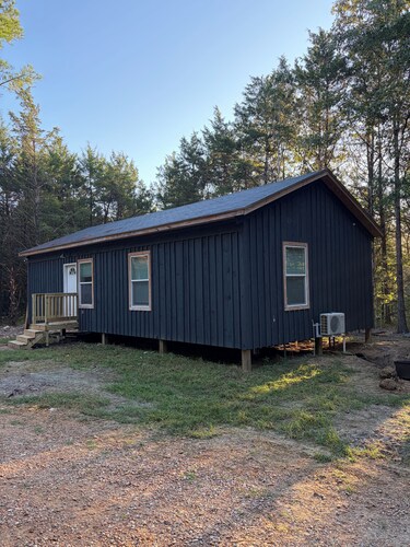 Secluded Two-Bedroom House with Bunk Nook 5 minutes from Campus.