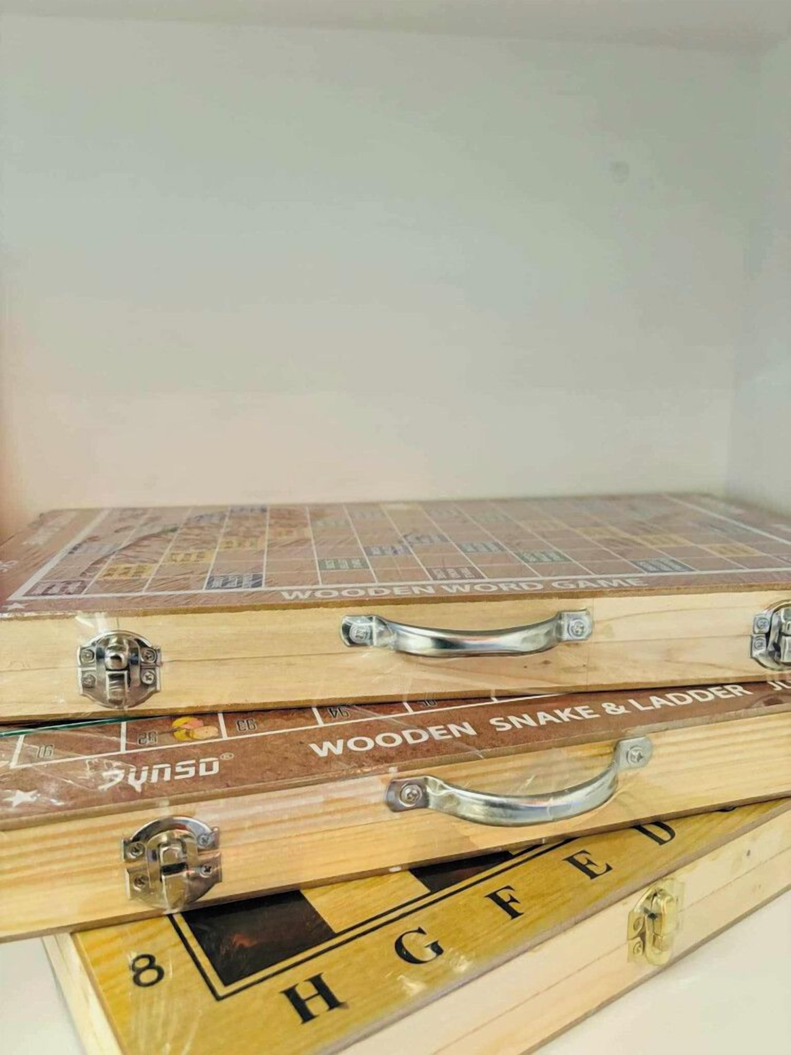 Eine hölzerne Truhe mit Rillenmuster und dem Schriftzug 'WOODEN WORD GAME' auf dem Deckel.