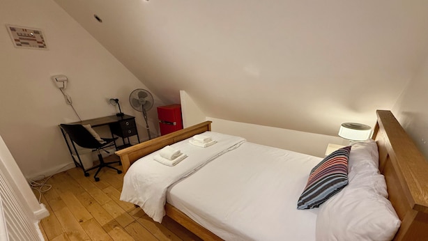 Room - The Marina Loft | En-Suite Duplex | Canada Water (London)