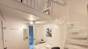 Room - The Marina Loft | En-Suite Duplex | Canada Water (London)