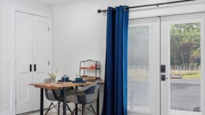 Dining - Cozy Renovated Studio on Palm Tree & Alpaca / Llama Farm (Palm Beach Gardens)