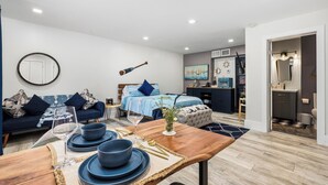 Room - Cozy Renovated Studio on Palm Tree & Alpaca / Llama Farm (Palm Beach Gardens)