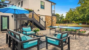 Outdoor dining - Cozy Renovated Studio on Palm Tree & Alpaca / Llama Farm (Palm Beach Gardens)