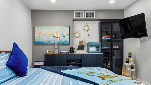 Room - Cozy Renovated Studio on Palm Tree & Alpaca / Llama Farm (Palm Beach Gardens)