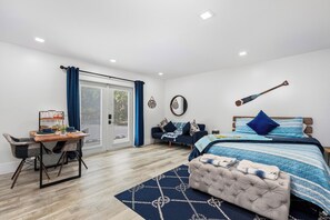 Un dormitorio con una cama, un escritorio y una silla.