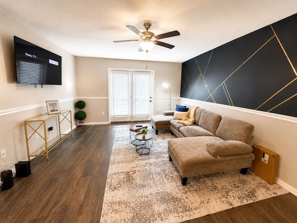Living area - Magnolia Haus Hoover | King + Queen Stay E2 (Hoover)