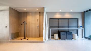 Uma casa de banho moderna com cabine de duche, toucador com lavatório e sanita.