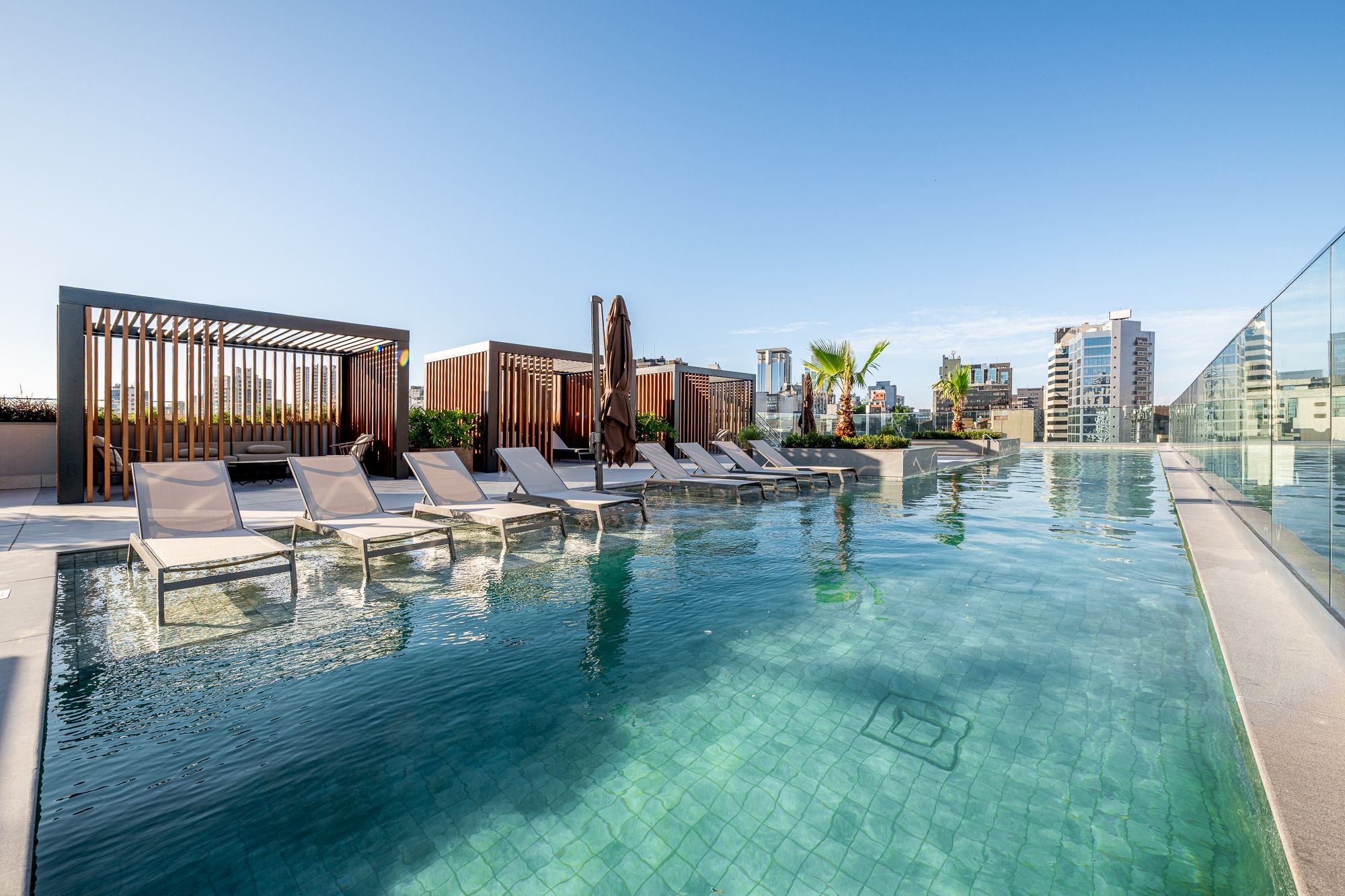 Una piscina al aire libre