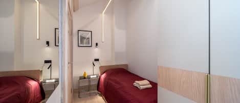 Desk, iron/ironing board, WiFi, bed sheets