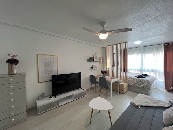 Room - Cosy and Spacious Studio Apartment in La Mata (La Mata)