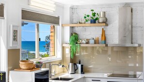 Private kitchen - Plovers Nest (Peregian Beach)