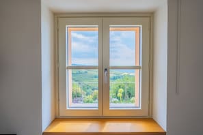 A room with a double door window overlooking a landscape. - Bricco Neri - Grinzane Cavour (Rodello)