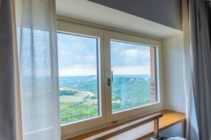 A room with a large window overlooking a landscape. - Bricco Neri - Monviso (Rodello)