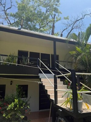 A two-story building with a staircase leading to the upper floor. - Hotel mg (Palenque)